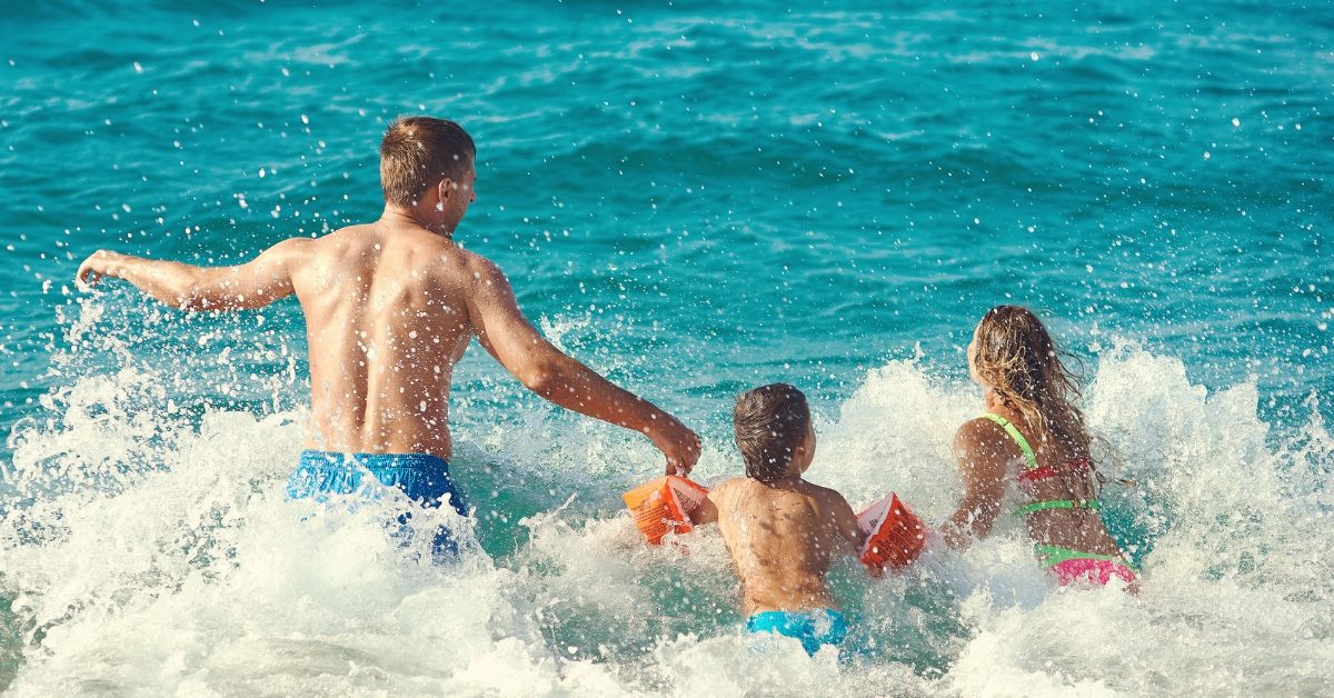 Peut-on bronzer dans l’eau, par temps nuageux, et même à l’ombre ?