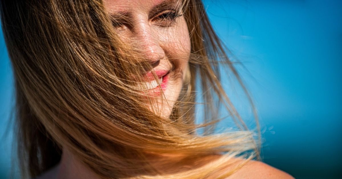 Prendre soin naturellement de ses cheveux blonds : les meilleures astuces