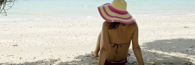 Implants mammaires, soleil et maillots sombres : attention danger !