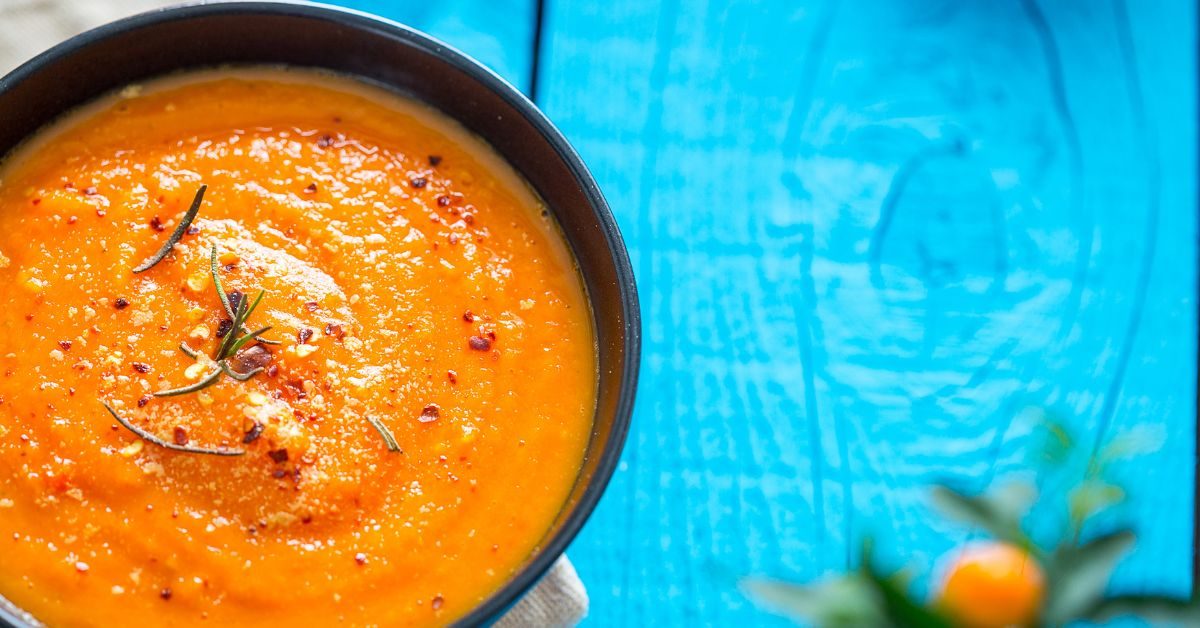 Une soupe fraîche patate douce-carotte au miel, idéale en plein été