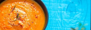 Une soupe fraîche patate douce-carotte au miel, idéale en plein été