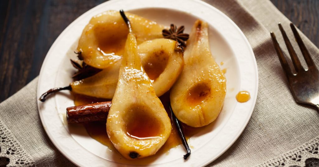 Dessert fruité : poires pochées au vin et à la cardamome