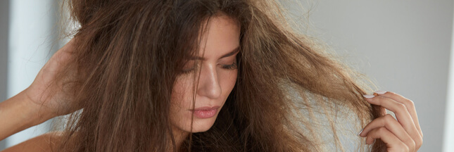 Six astuces naturelles pour réparer les cheveux abîmé Cheveux-abimes_shutterstock_534972658