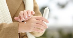 Mains sèches : 5 astuces naturelles et ultra-efficaces pour retrouver des mains douces