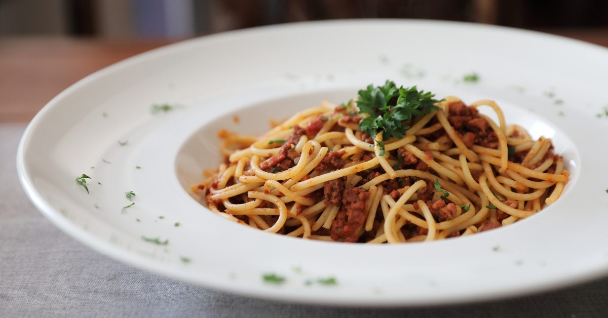 Goûtez la bolognaise végétale aux noix, future star de vos plats de pâtes !