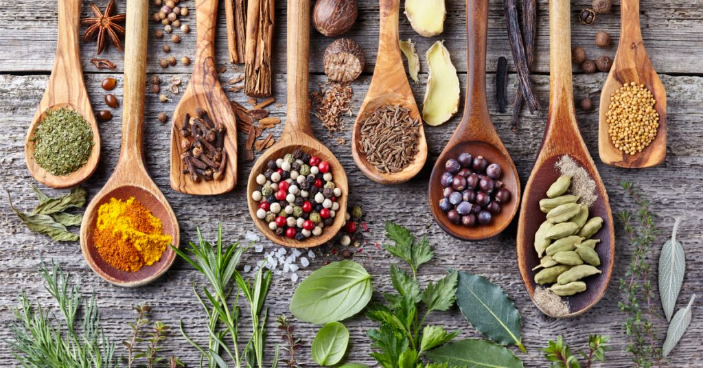 7 antioxydants puissants dans la cuisine : herbes, poudres, épices
