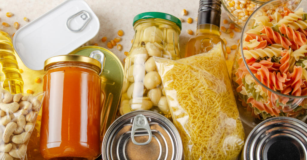 Économiques et pratiques : les ingrédients indispensables du placard de cuisine