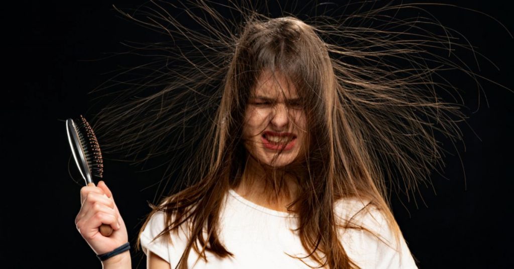 Marre des cheveux « électriques » ? Nos astuces pour se débarrasser de l’électricité statique