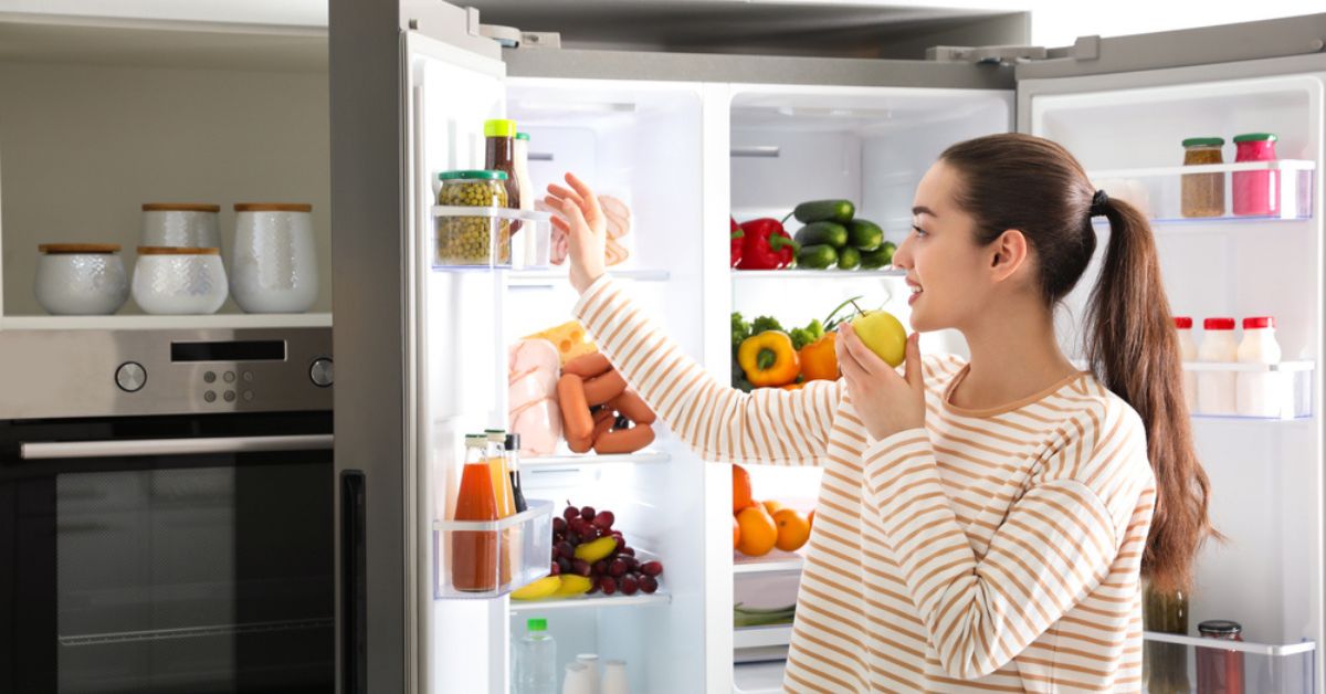 Les Enfants Regardent Le Frigo Dans La Cuisine