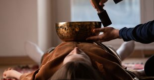 Plongez dans les ondes relaxantes des bains sonores !