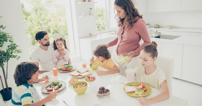 Cuisiner pour toute la famille : comment s’y prendre pour ne pas se perdre ?