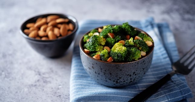 Recette bio. Brocoli sauté aux amandes Recette bio. Brocoli sauté aux amandes