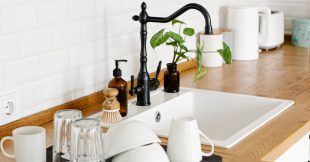 Laver la vaisselle à la main, ça ne s'improvise pas