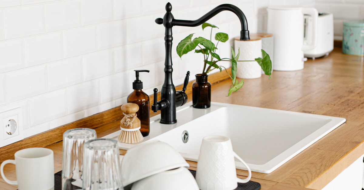 Laver la vaisselle à la main, ça ne s'improvise pas Laver la vaisselle à la main, ça ne s'improvise pas