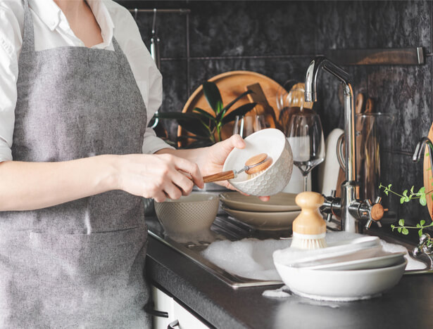 Pourquoi faut-il éviter de sécher la vaisselle avec un torchon de cuisine ?