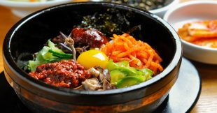 Bibimbap, un plat de riz coréen à mélanger sans modération Bibimbap, un plat de riz coréen à mélanger sans modération