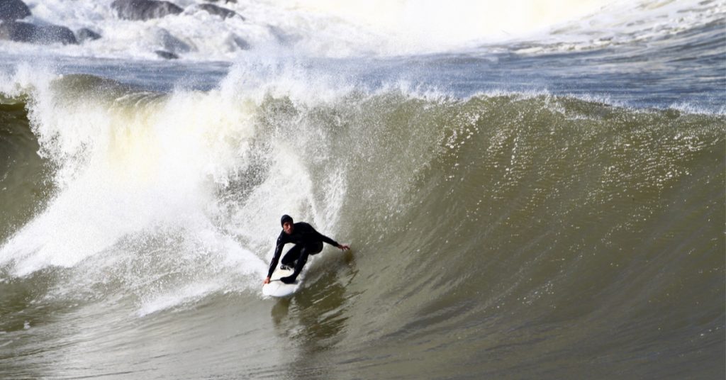 Cet été, des surfeurs volontaires mesurent la qualité des  eaux de baignade