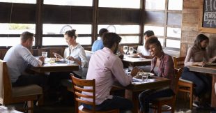 Gaspillage alimentaire : au restaurant, le 'doggy bag' devient obligatoire