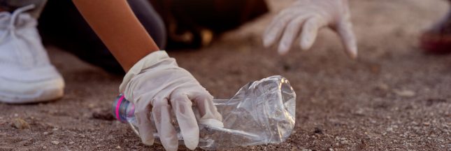 déchets sur la plage marques