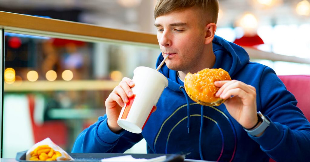 McDonald’s vend de l’eau filtrée à 7 euros le litre : la polémique explose