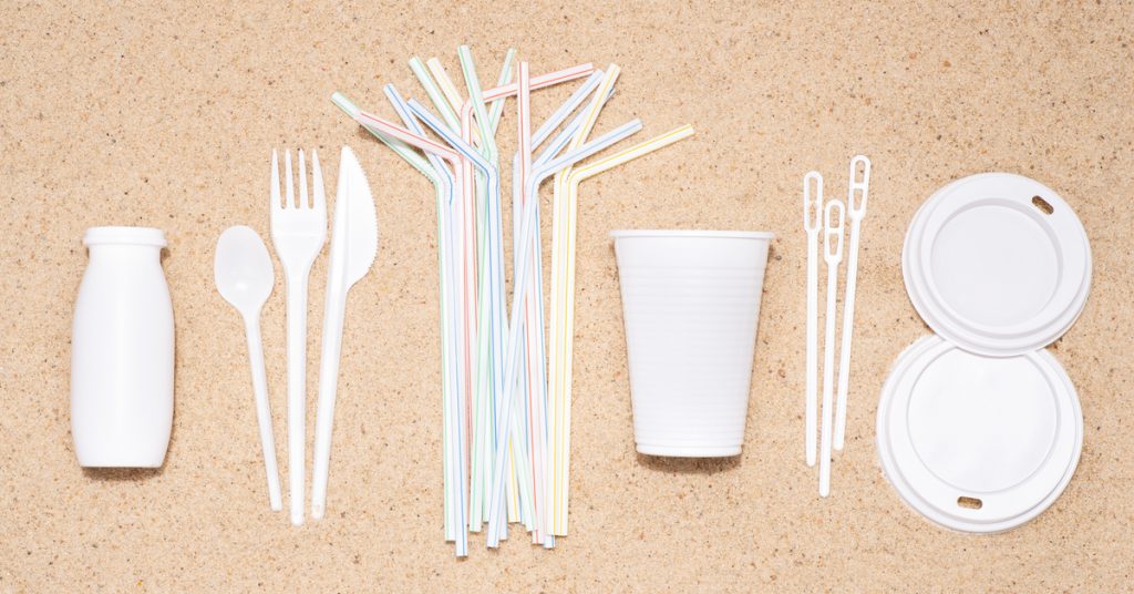 Plastiques à usage unique – Ont-ils vraiment disparu des rayons ?