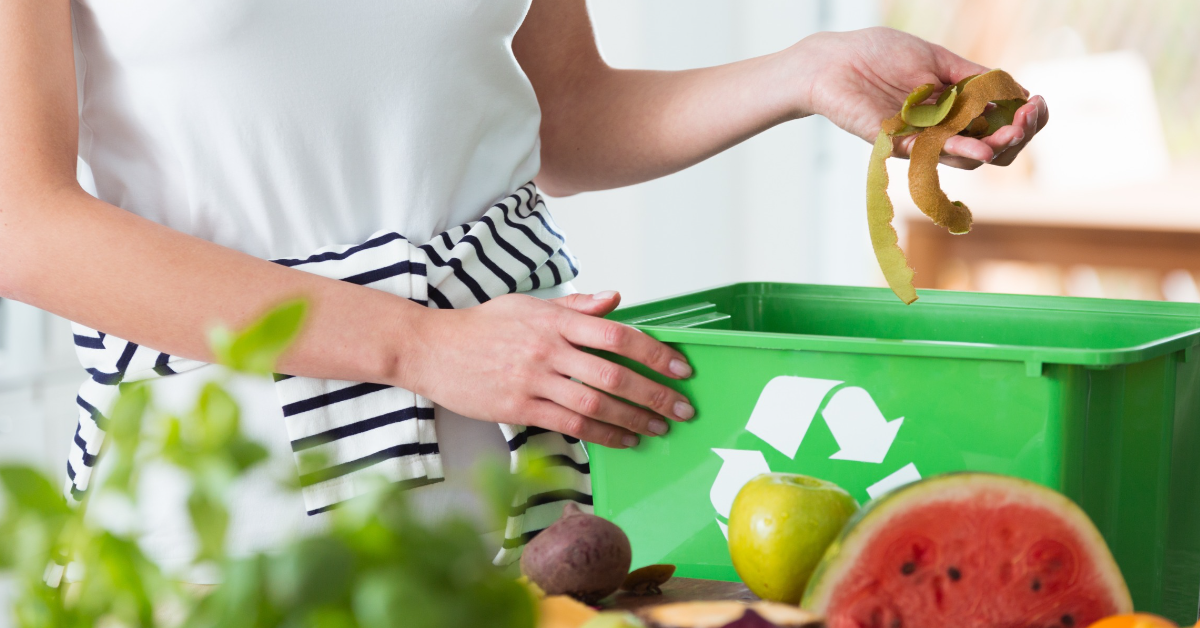 le jardinier détient des déchets organiques, des restes de cuisine pourris  avec des déchets de fruits et légumes dans un sac en plastique noir pour  faire du compost d'engrais à utiliser dans