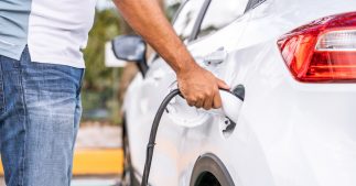 Voiture électrique : des chargeurs rapides peu nombreux et bien trop chers