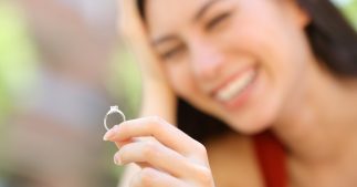 Envie d'offrir une bague ? Voici comment mesurer une taille de doigt... discrètement Envie d'offrir une bague ? Voici comment mesurer une taille de doigt... discrètement