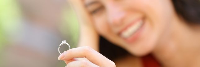 Envie d'offrir une bague ? Voici comment mesurer une taille de doigt... discrètement Envie d'offrir une bague ? Voici comment mesurer une taille de doigt... discrètement