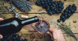 Moins de vin –  mais du bio – sur les tables des Français