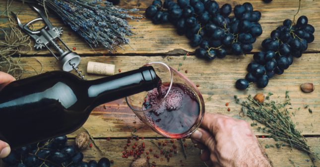 Moins de vin –  mais du bio – sur les tables des Français