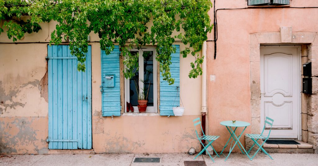 Peut-on choisir la couleur pour repeindre sa façade : que dit la loi ?