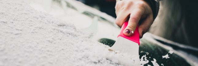 Dégivrer un pare brise en hiver