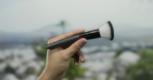 Nettoyer ses pinceaux de maquillage : l'astuce naturelle qui change tout