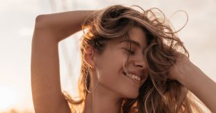 Cheveux fins et plats ? Nos astuces naturelles change tout