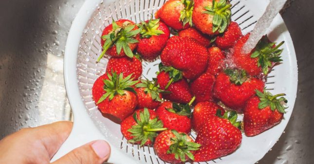 Les fraises contiennent le plus de pesticides : l’astuce pour les nettoyer