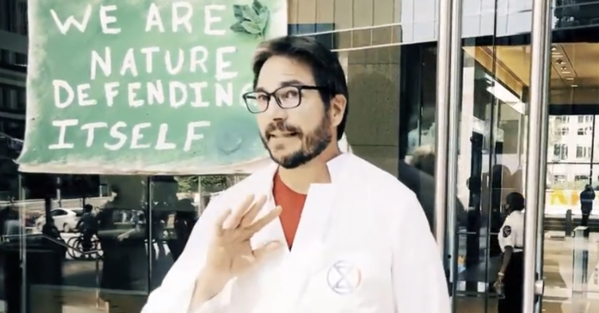 Climat - Un scientifique de la Nasa s'enchaîne à une banque (VIDÉO)