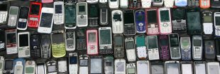 "Prime au retour" souhaitée par Macron : les Français payés pour recycler leurs vieux smartphones ?