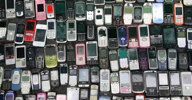 « Prime au retour » souhaitée par Macron : les Français payés pour recycler leurs vieux smartphones ?