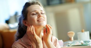 Comment prendre soin des zones fragiles du visage