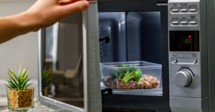 Les aliments qu'il ne faut pas réchauffer au micro-ondes