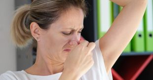 Ces odeurs corporelles qui doivent nous alerter sur notre santé