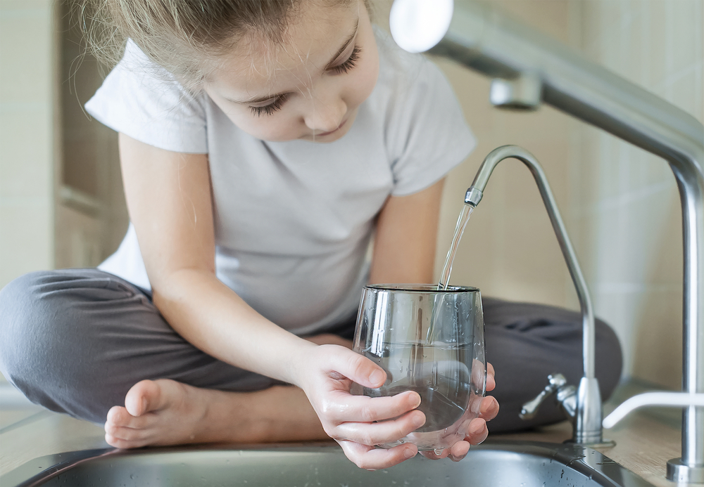Comment dépolluer l'eau du robinet ?