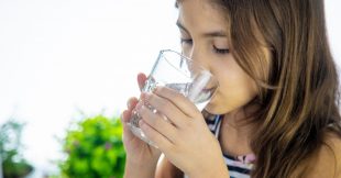 Purifier l'eau facilement : les méthodes les plus efficaces à connaître