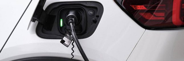 voiture hybride en charge