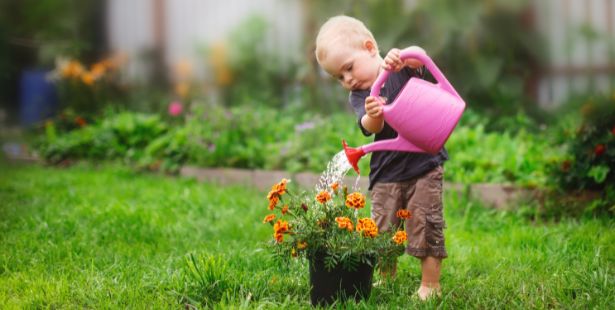Faire jardiner les enfants