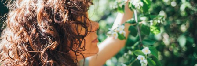 femme avec un arbuste en fleur