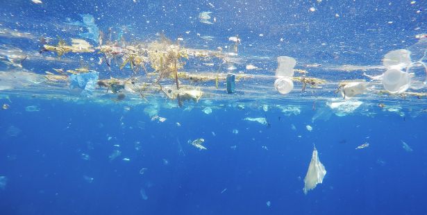 Océan pollué par le plastique