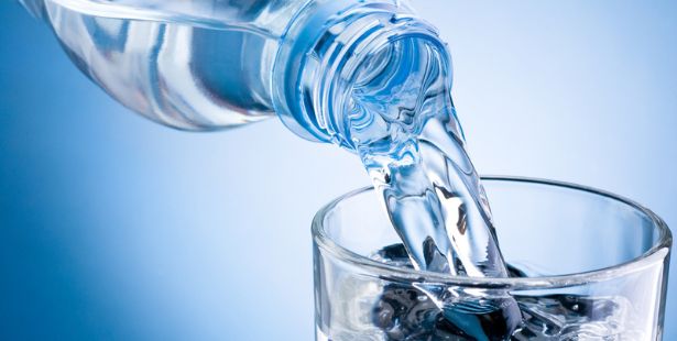 De l'eau en bouteille polluée aux microplastiques