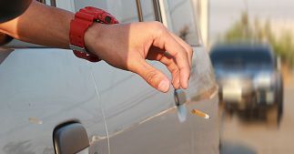 Sondage : faut-il interdire de fumer au volant pour éviter les incendies ? Sondage : faut-il interdire de fumer au volant pour éviter les incendies ?